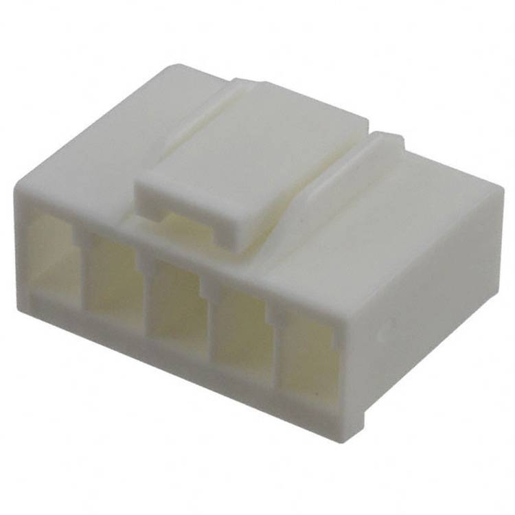 Ein weißer, fünfpoliger rechteckiger elektrischer Stecker, von der Stiftseite aus betrachtet, zeigt die Positionen für Kabelverbindungen.