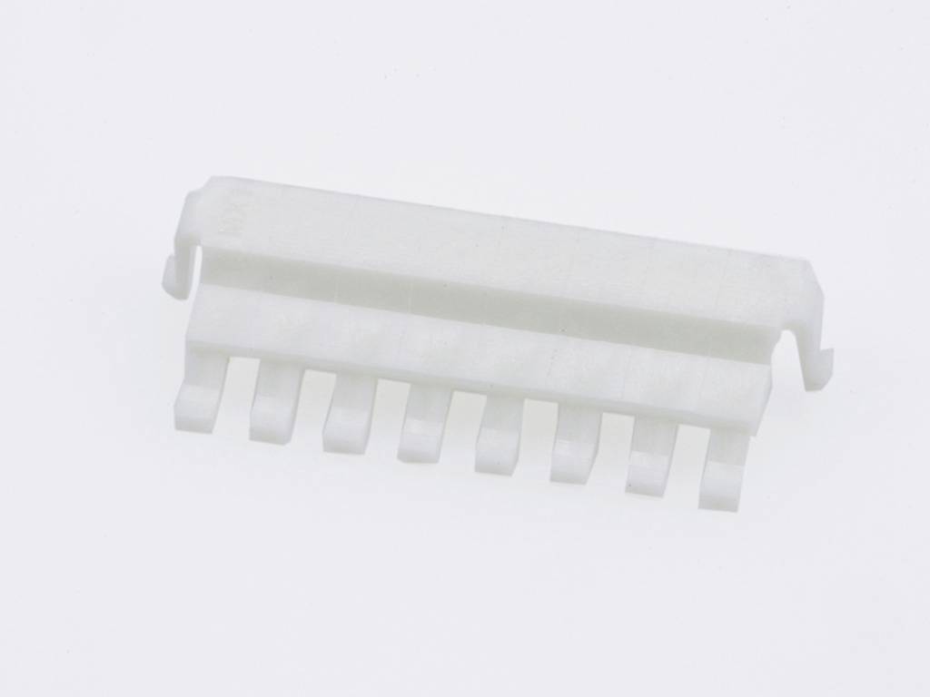 Ein weißer Kunststoffstecker mit mehreren Steckplätzen, vermutlich ein elektrisches oder elektronisches Verbindungselement.