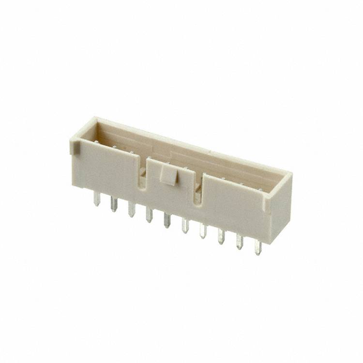 Ein weißer Elektrostecker mit mehreren Metallstiften, die von unten herausragen, wird für elektronische Schaltungsverbindungen verwendet.