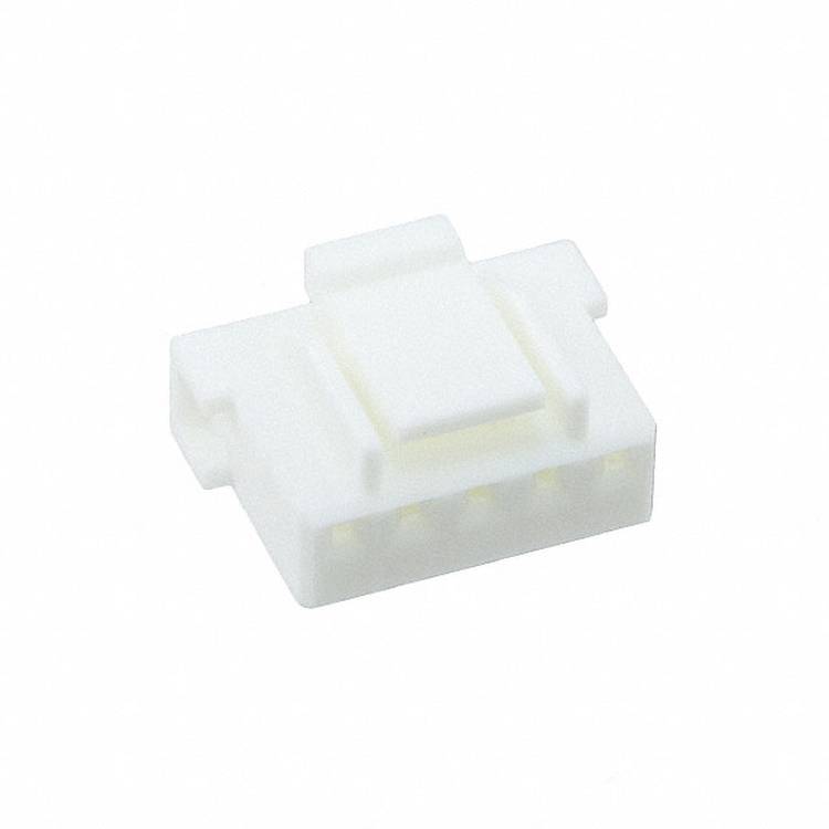 Ein weißer Kunststoff-Elektrostecker mit mehreren Schlitzen für Stifte, der zum Verbinden von Verdrahtung in elektronischen Geräten verwendet wird.