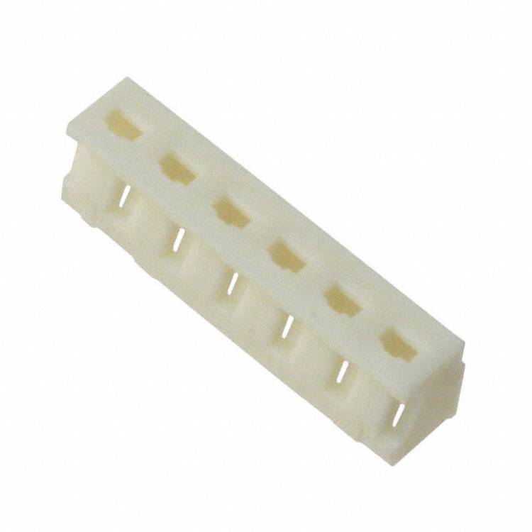 Ein weißer sechspoliger JST-Stecker auf weißem Hintergrund, der für elektrische Verbindungen in elektronischen Projekten oder Geräten entwickelt wurde.