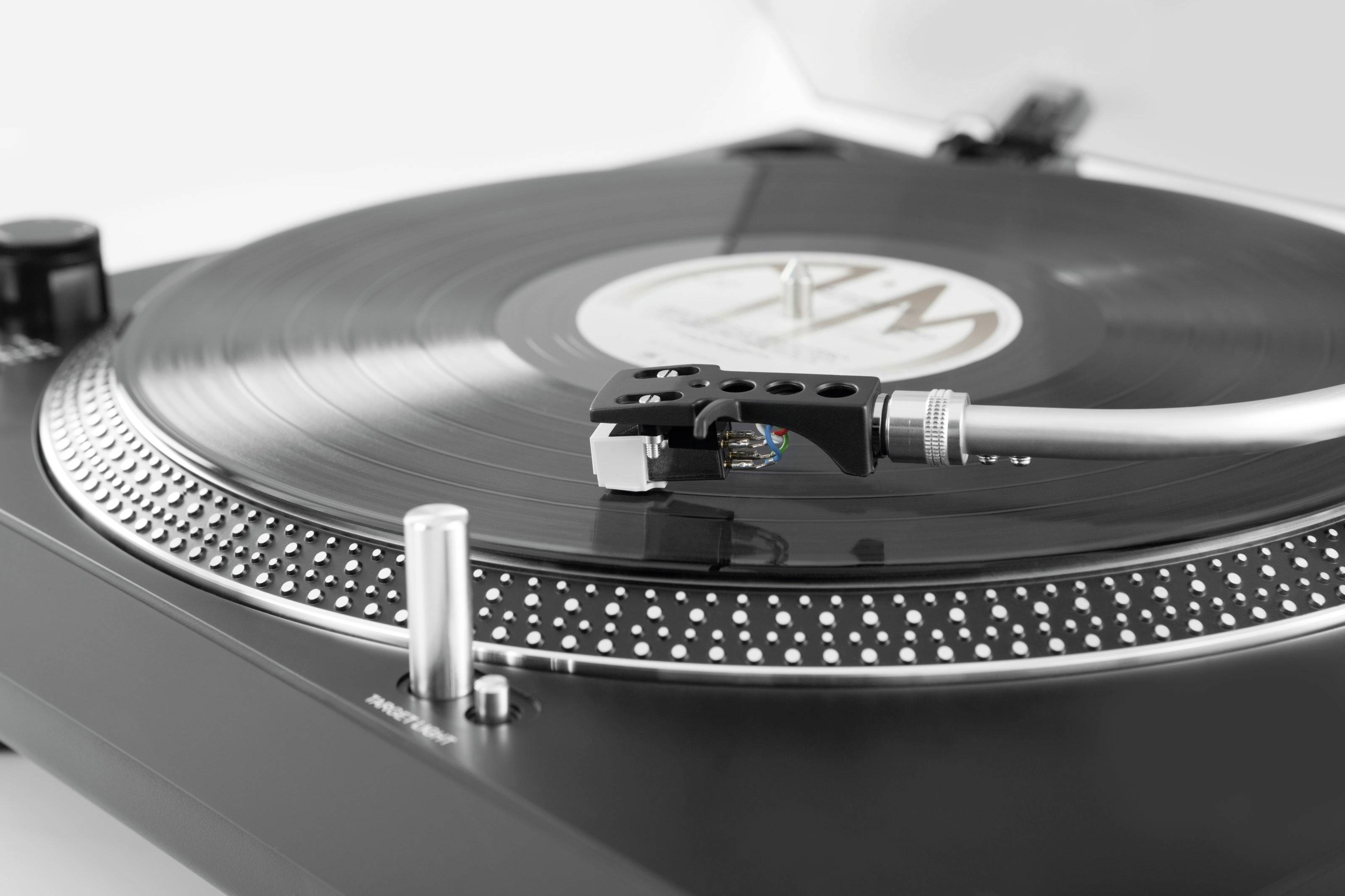 Plattenspieler mit schwarzem Vinyl-Schallplatte und Tonarm in Nahaufnahme.