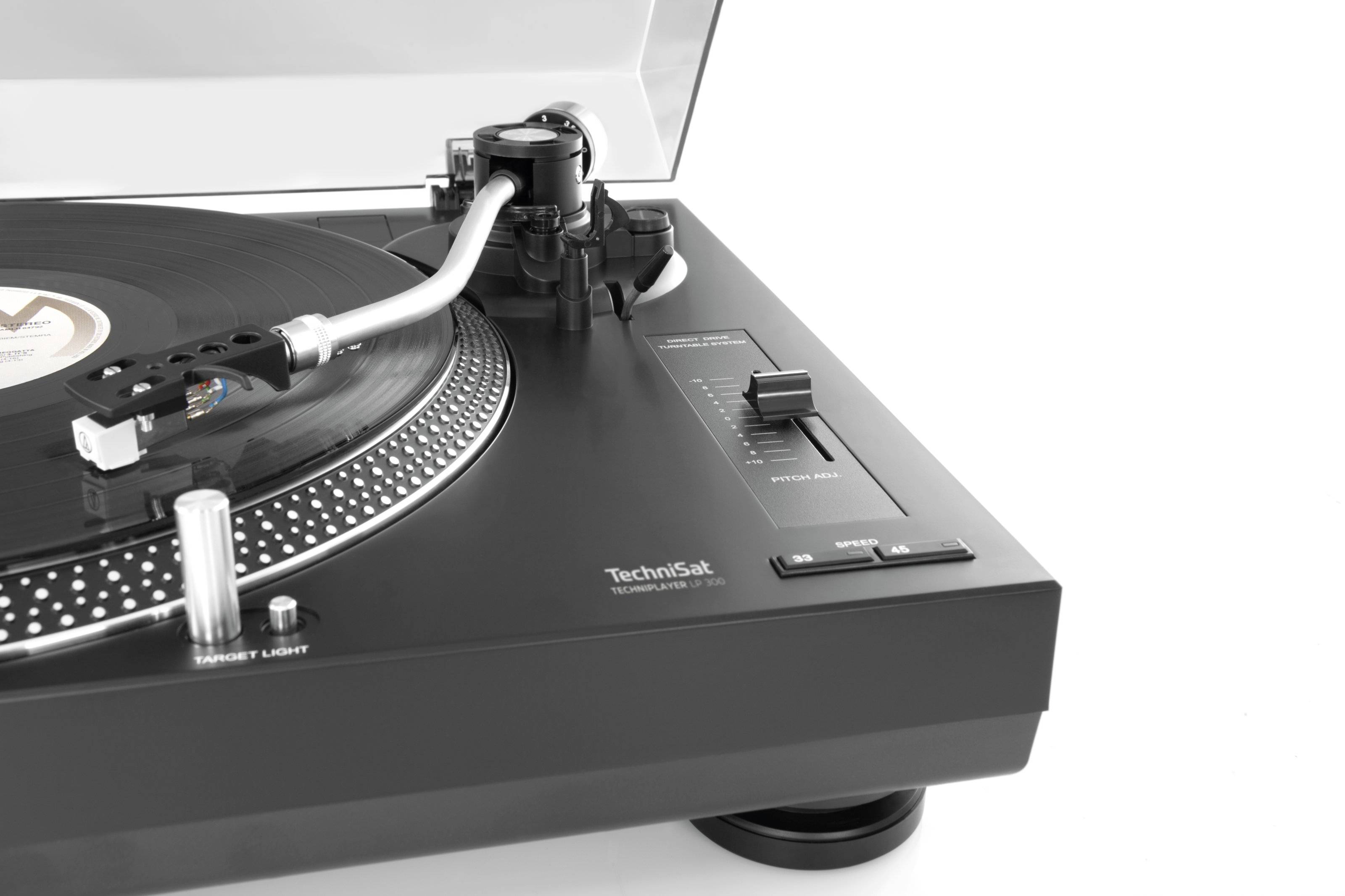 Nahaufnahme eines Plattenspielers mit schwarzer Vinyl-Schallplatte. Der Tonarm ist auf die Platte gerichtet. Im Hintergrund ist ein geöffneter Deckel sichtbar.