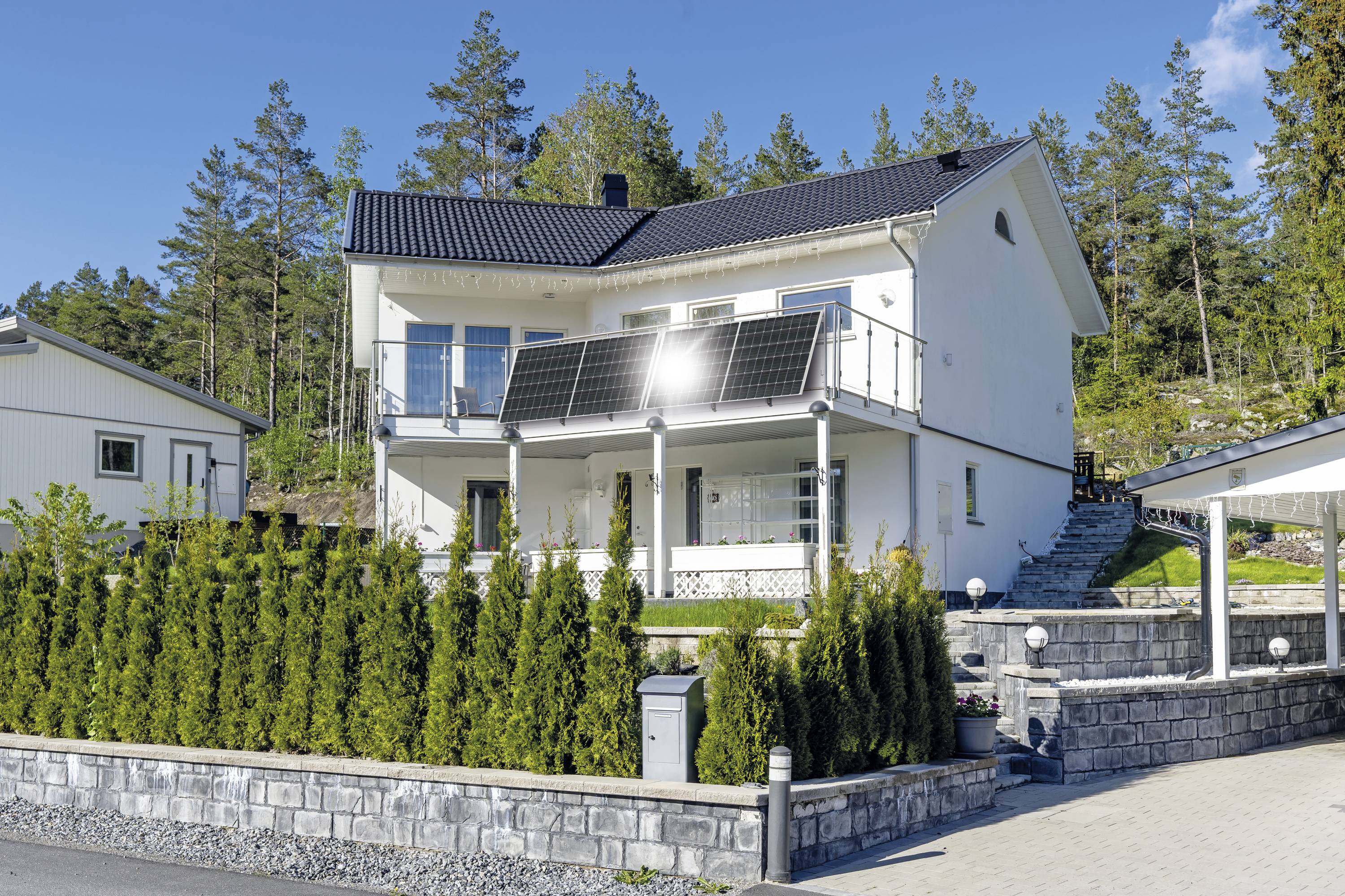 Schwaiger Balkonkraftwerk SOKW0600 Solar-Set 600 Wp inkl. Wechselrichter, inkl. Anschlusskabel