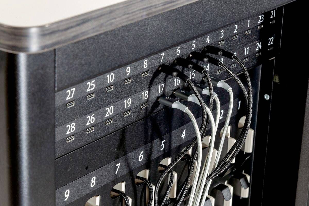 Mehrere HDMI-Kabel sind in nummerierten, geordneten Anschlüssen eines elektronischen Geräts eingesteckt.