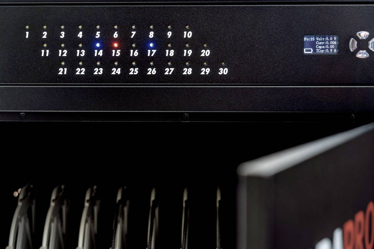 'Server-Rack mit nummerierten Lichtern, einige aktiv. Anzeige rechts zeigt 'Port 6 off', 'CPU 0.4'. Geöffnete Tür mit sichtbaren Kabeln.'