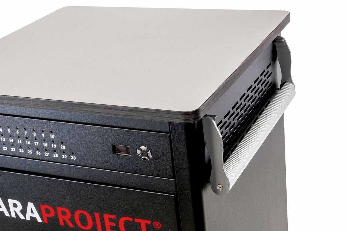 Ein schwarzer Schrank mit der Aufschrift 'ARAPROJECT' und nummerierten Anzeigen auf der Vorderseite, neben einem silbernen Griff.
