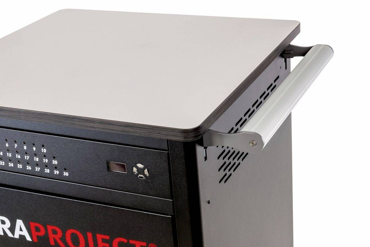 Ein schwarzer Schrank mit Metallgriff und angezeigten Zahlen. Oben ist eine helle Abdeckung sichtbar.