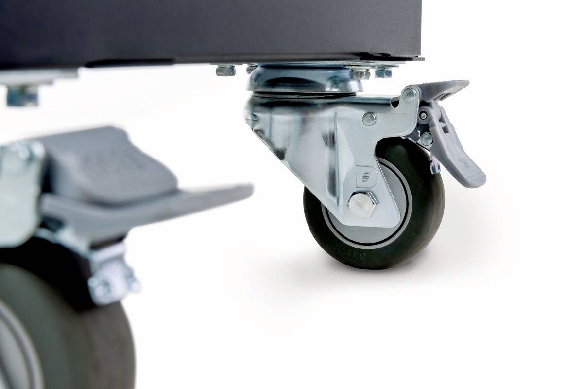 Nahaufnahme von zwei schwenkbaren Rädern mit Feststellbremsen an einem Metallgestell, die Stabilität und Mobilität bieten.