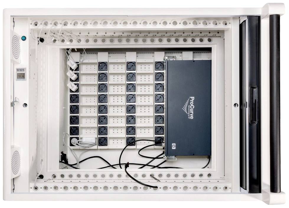 Ein offener Netzwerkschrank mit einem ProCurve-Switch, mehreren Netzwerkkabeln und Steckdosenleisten.