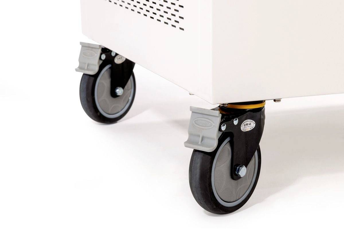 Nahaufnahme eines Möbelstücks mit schwarzen und grauen Rollen. Geeignet für einfache Bewegung und Mobilität von Gegenständen im Raum.