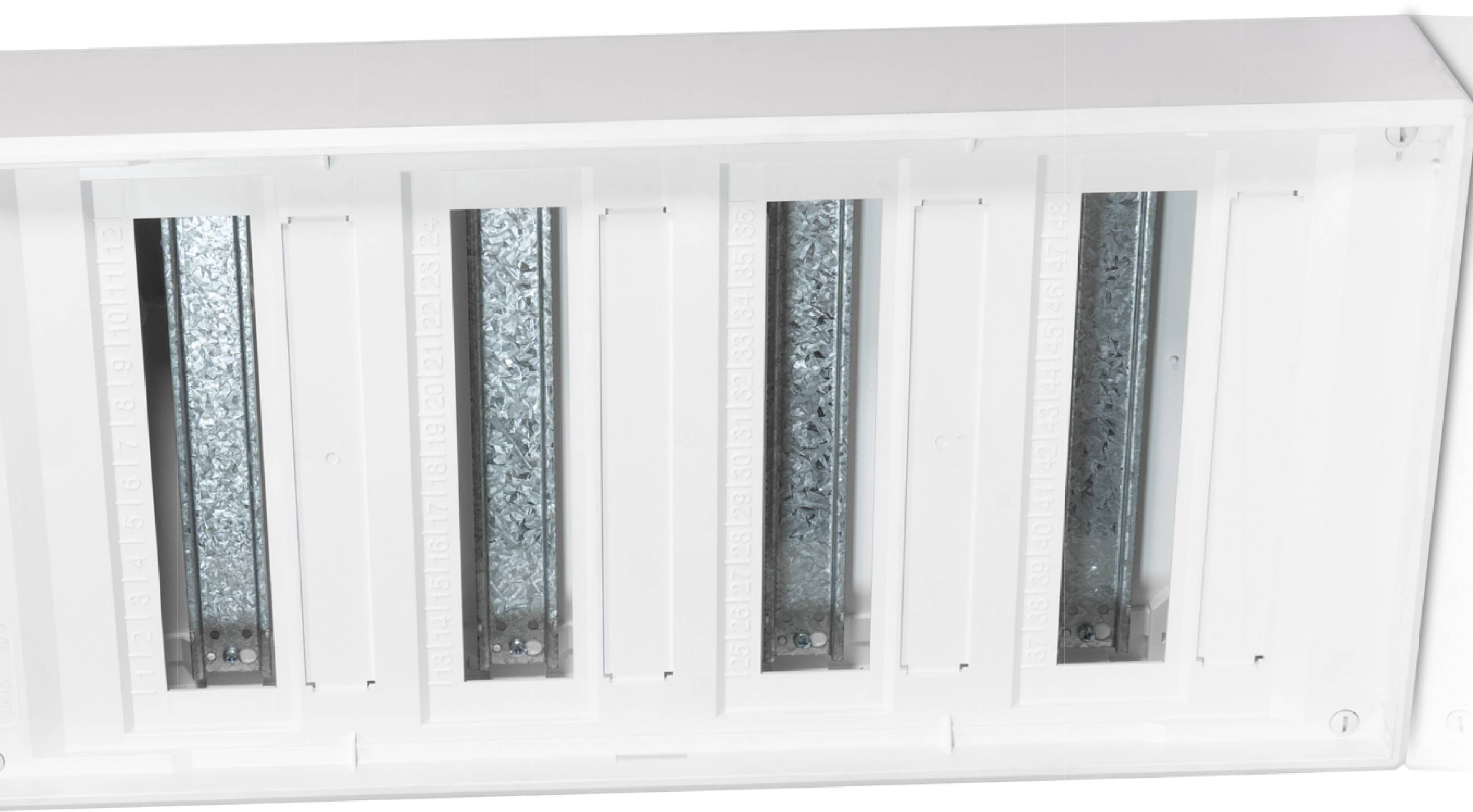 Ein weißer Luftfilter mit fünf parallelen Metallgittern. Der Filter ist rechteckig und wird möglicherweise in Lüftungssystemen verwendet.