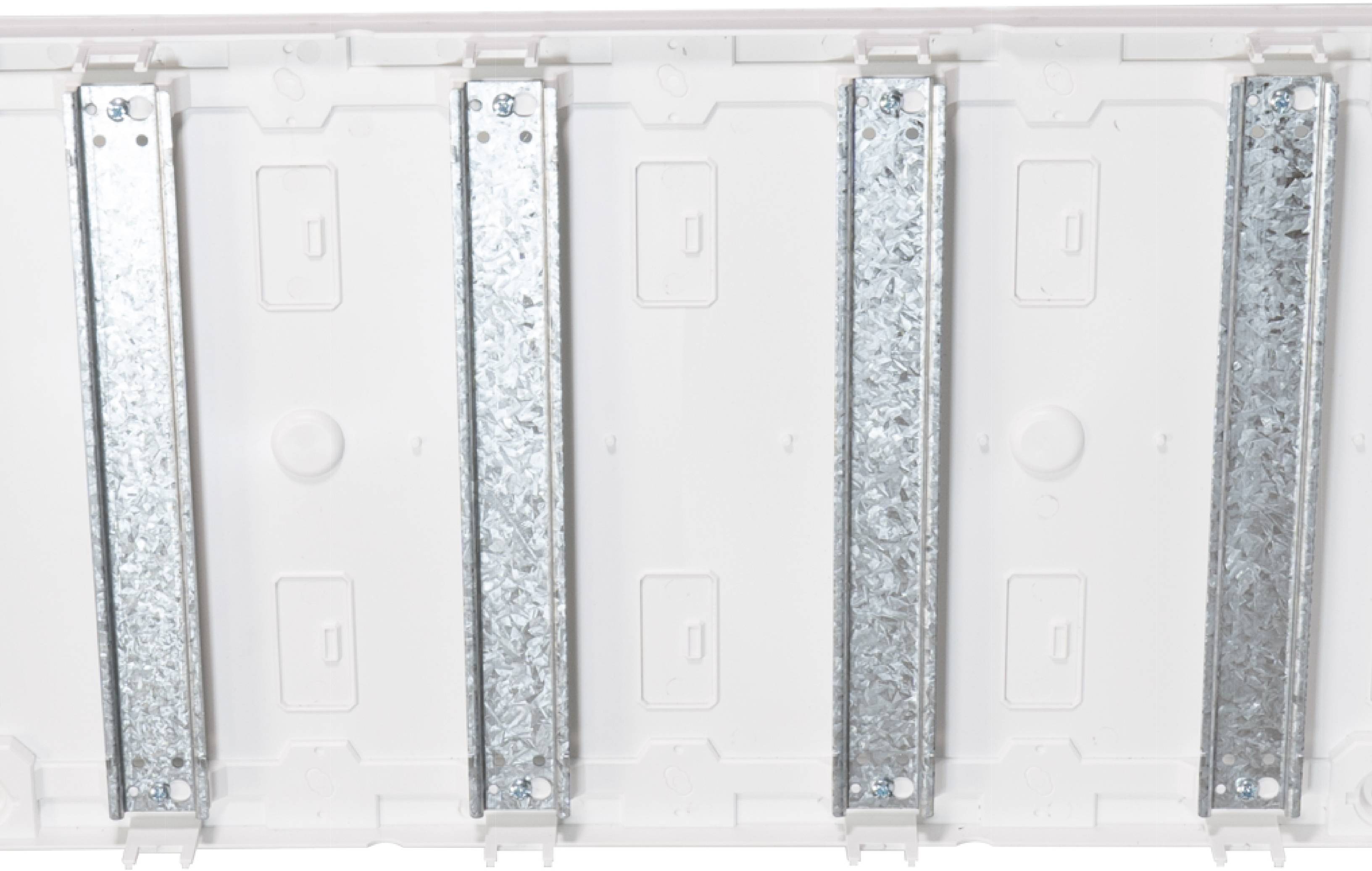 Weiße Kunststofffläche mit vier vertikalen, metallischen Verstärkungselementen.