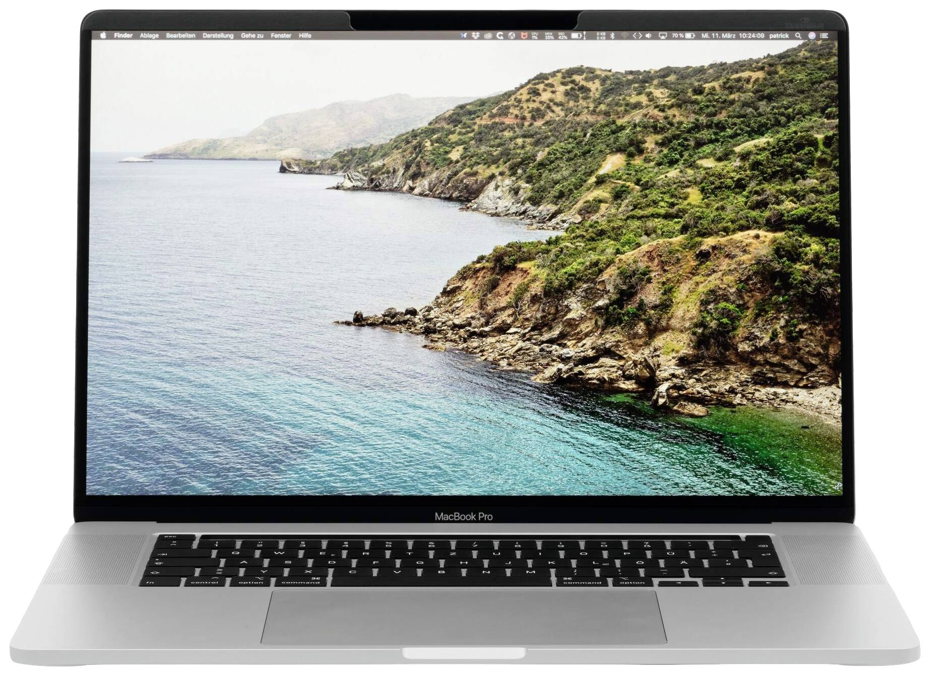 Ein offener Laptop zeigt auf dem Bildschirm eine Landschaft mit Meer und Küste. Das Gerät ist ein moderner Laptop in Silber.