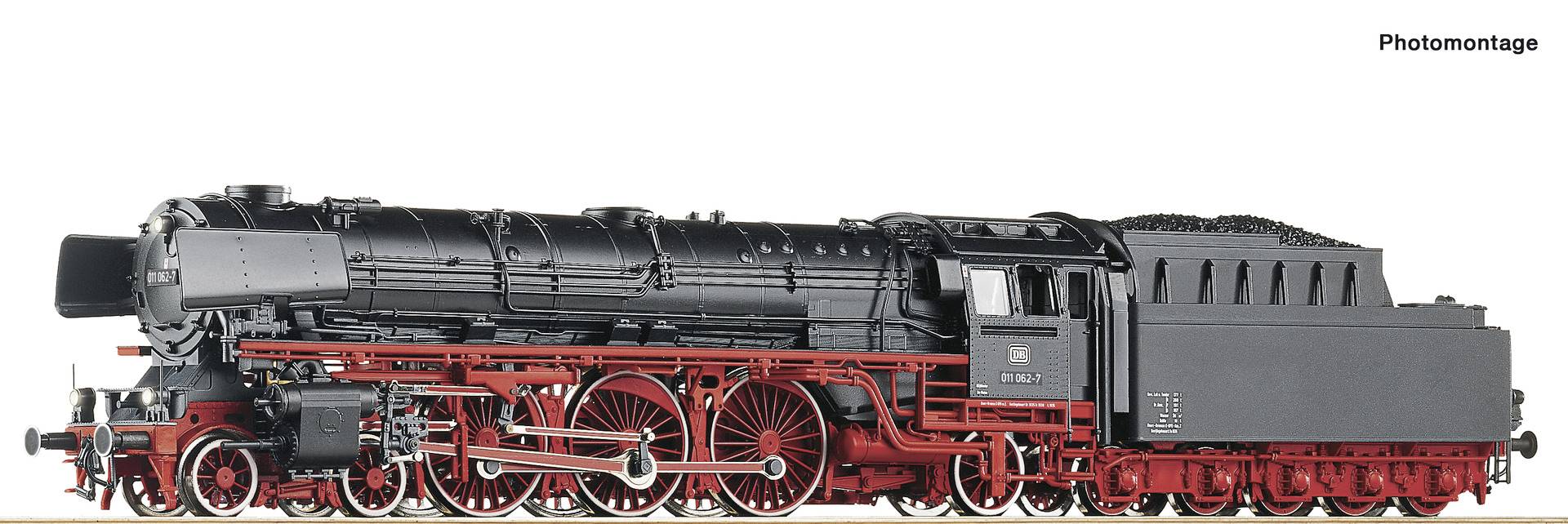 Schwarz-rote Dampflokomotive seitlich fotografiert. Die Lokomotive hat ein komplexes Netzwerk von Rädern und Schläuchen.