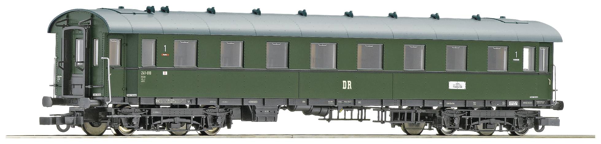 Ein historischer, grüner Personenwagen der Deutschen Bahn mit der Aufschrift 'DB', seitlich abgebildet.