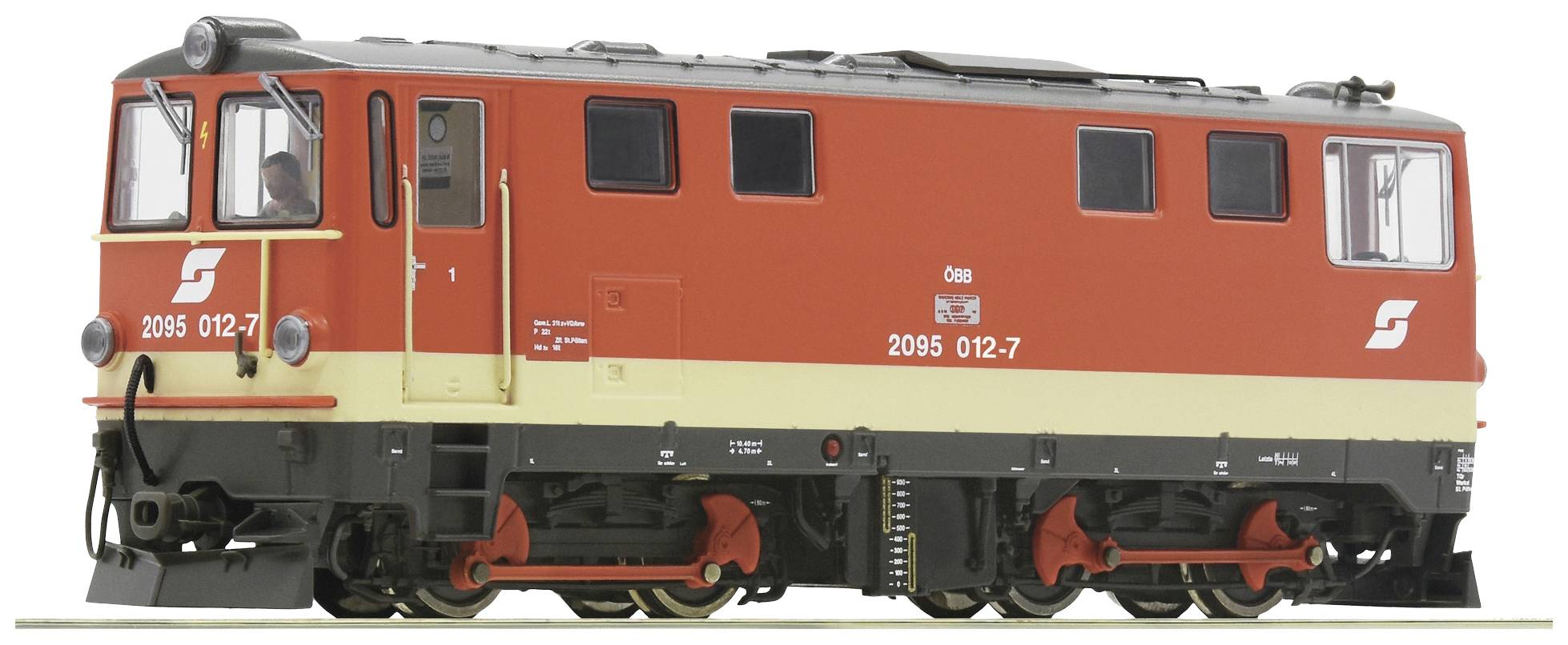 Eine rote und cremefarbene Diesellokomotive mit der Nummer '2095 012-7', seitliche Ansicht, steht auf Schienen.