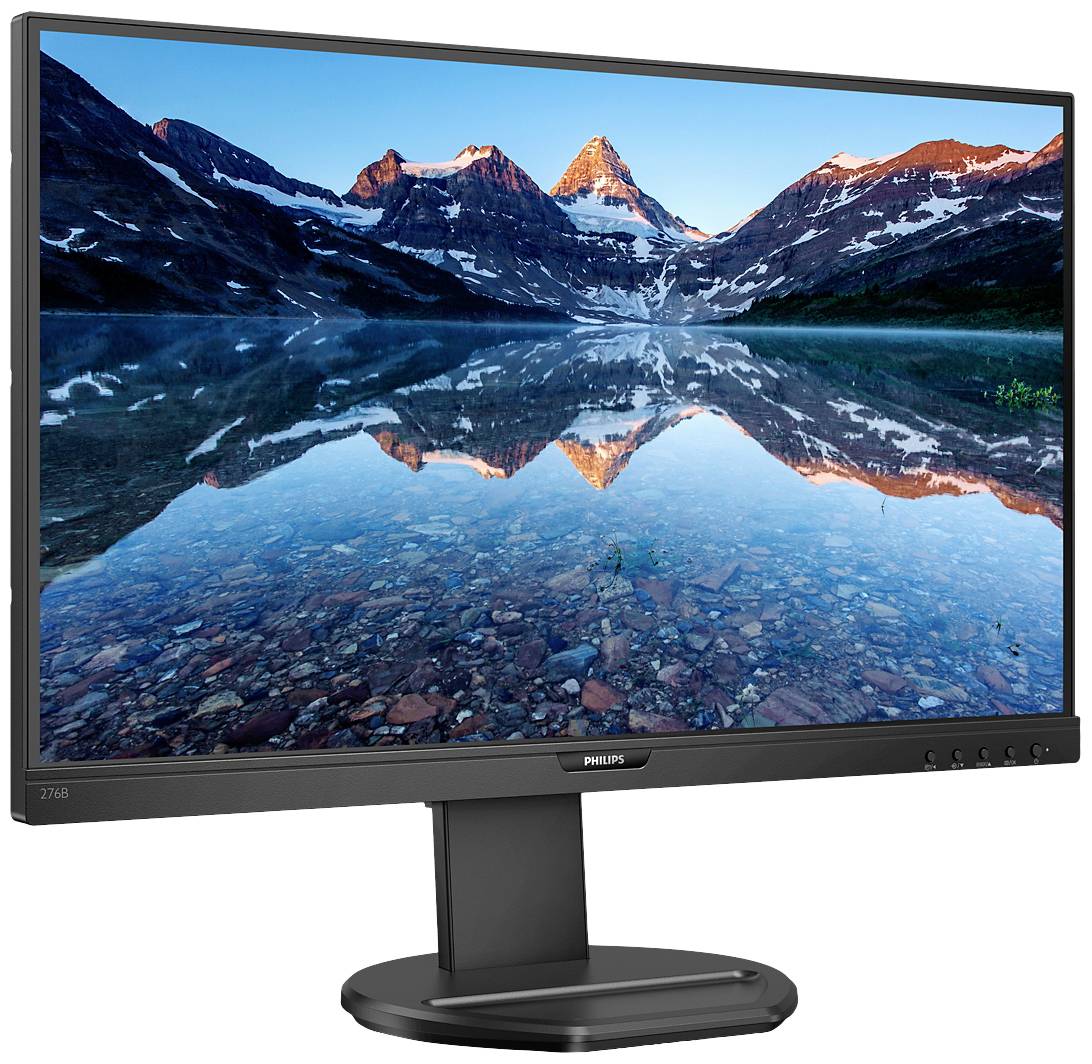 Flachbildschirm-Monitor zeigt eine malerische Berglandschaft mit klarer Spiegelung im See vor einem blauen Himmel in der Abenddämmerung.