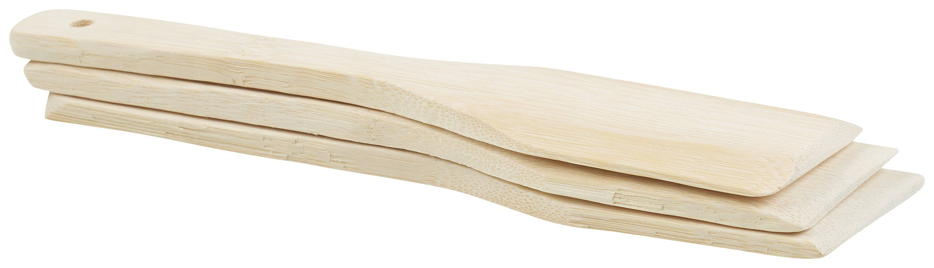 Drei übereinander gestapelte Holzkochlöffel auf weißem Hintergrund.