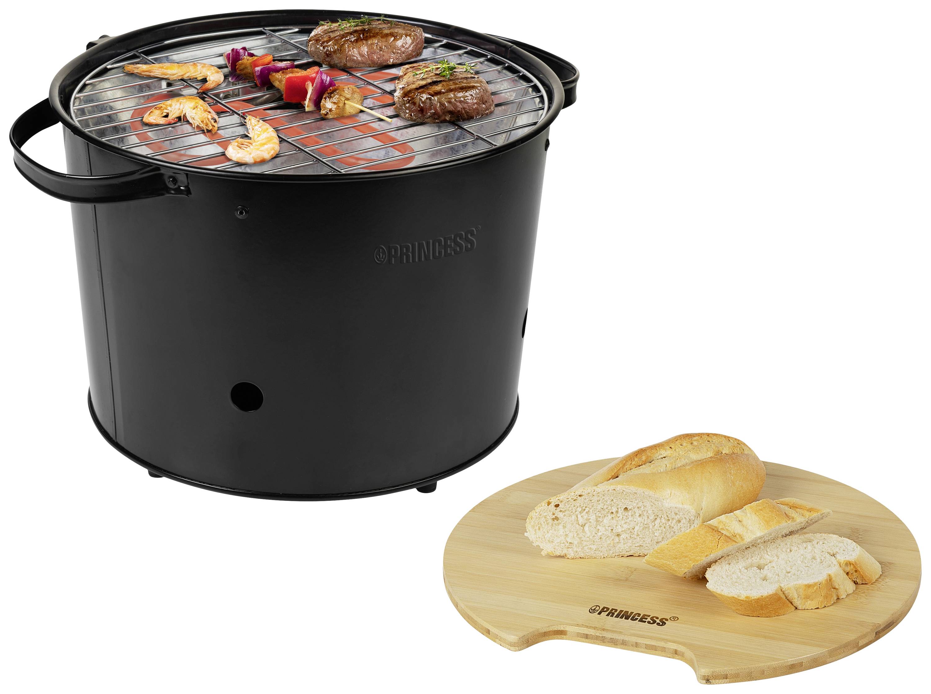 Ein tragbarer, runder Grill mit Garnelen und Fleisch auf dem Rost. Daneben ein Holzbrett mit aufgeschnittenem Baguette.