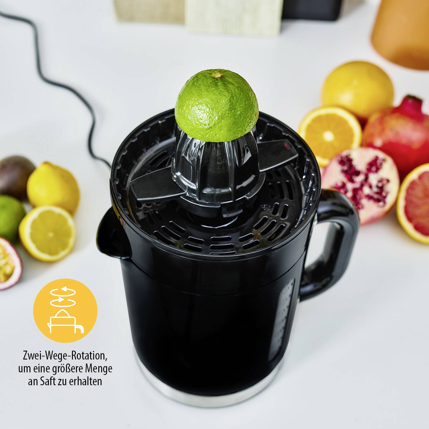 Entsafter mit Zwei-Wege-Rotation in Aktion, umgeben von frischem Obst wie Orangen und Granatapfel; Text: 'Zwei-Wege-Rotation... mehr Saft'.