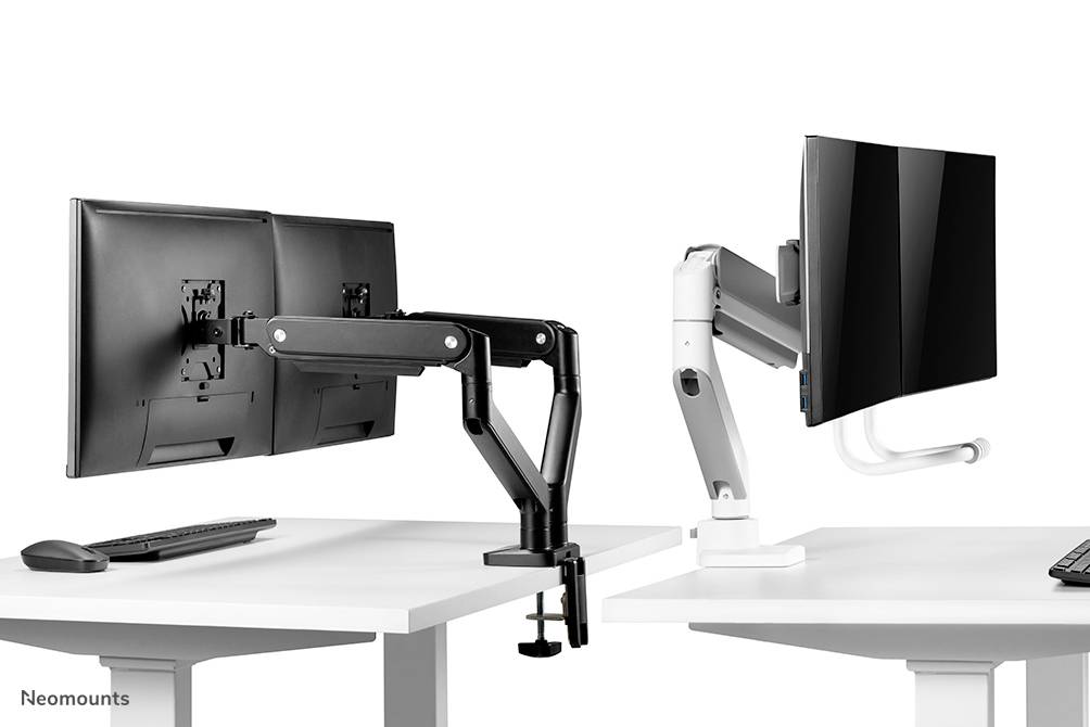 Zwei Monitorarme auf weißen Schreibtischen halten Bildschirme in verschiedenen Winkeln. Links ist schwarz, rechts ist weiß.