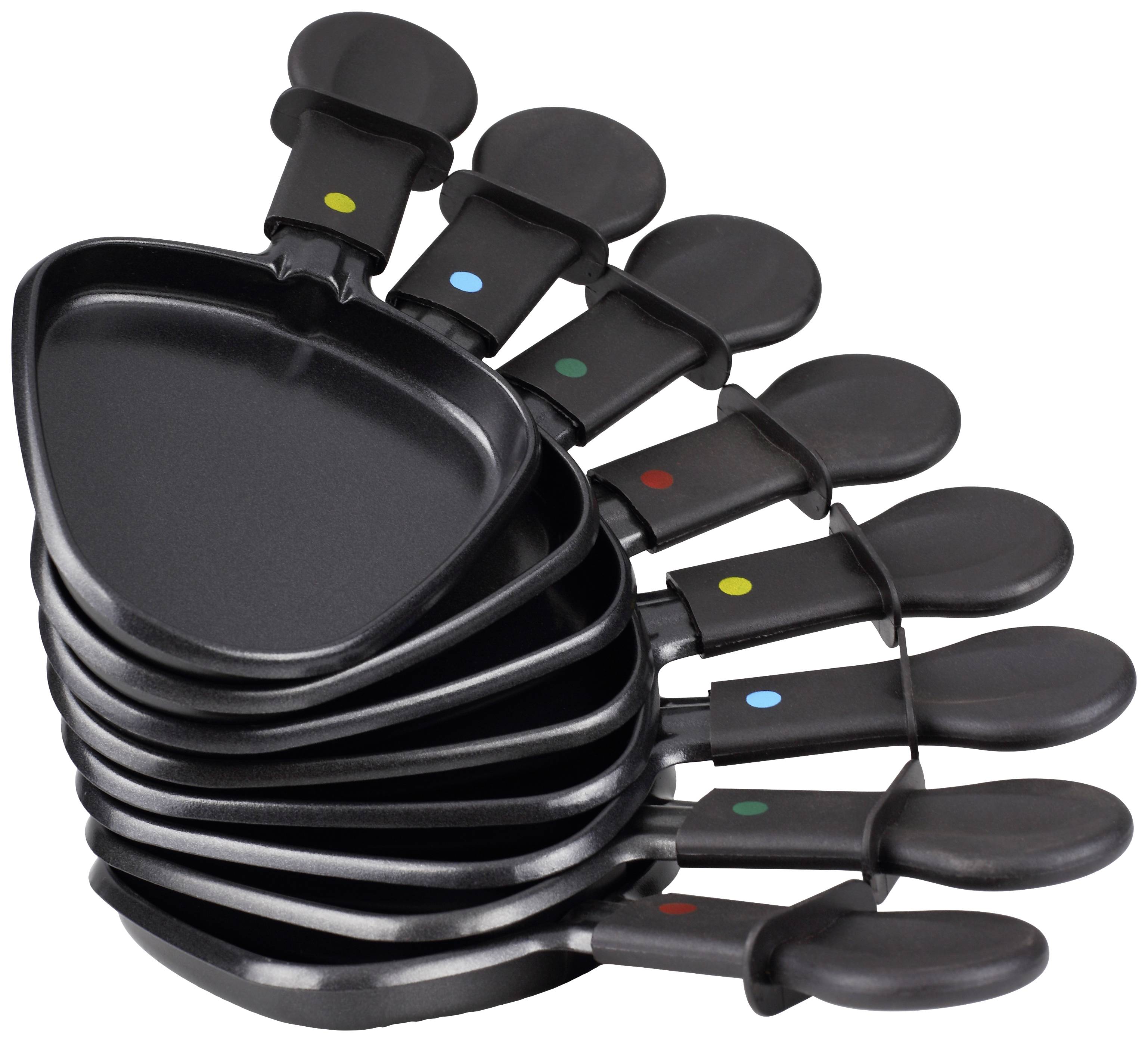 Ein Stapel von acht kleinen Raclette-Pfännchen, jedes mit schwarzem Griff und einem farbigen Punkt zur Unterscheidung.