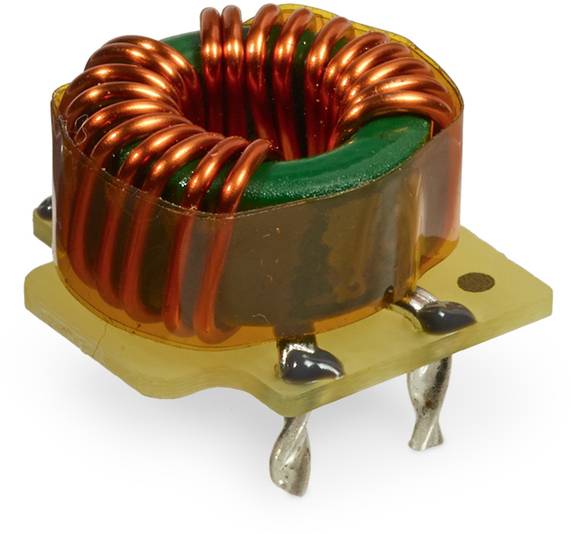 Eine ringförmige Drosselspule mit Kupferdraht umwickelt auf einer gelben Platine mit drei Stiften zur elektrischen Verbindung.