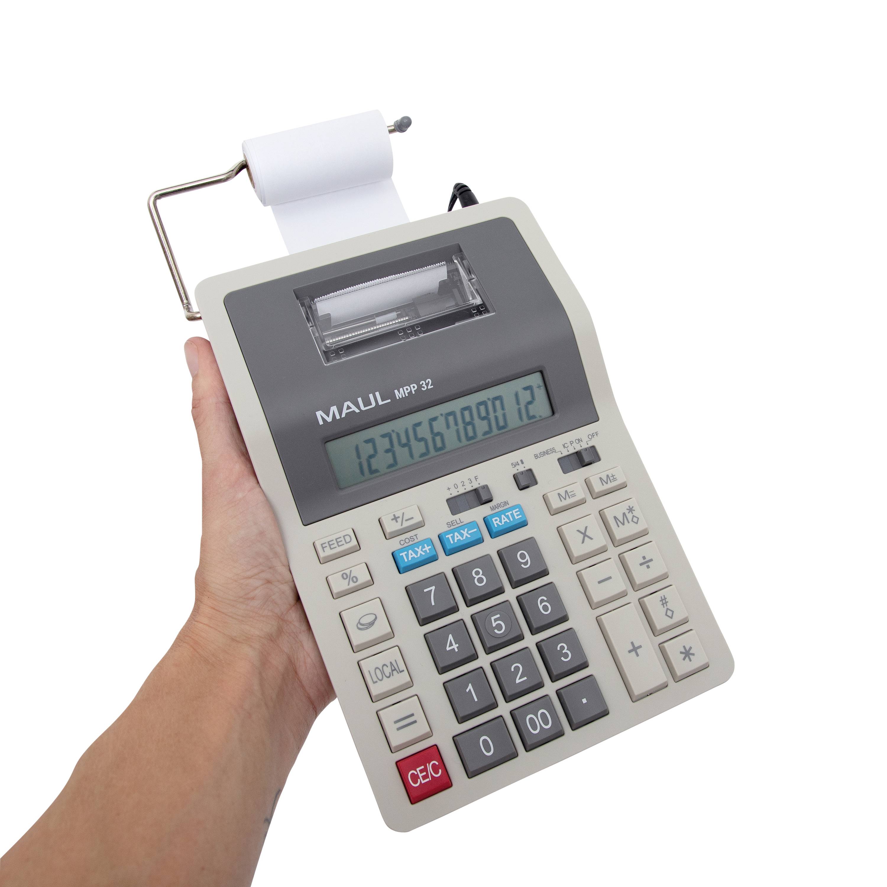 Eine Hand hält einen Taschenrechner mit Rolle, Display zeigt '1234567890', Tasten für Grundrechenarten, Steuerberechnungstasten.