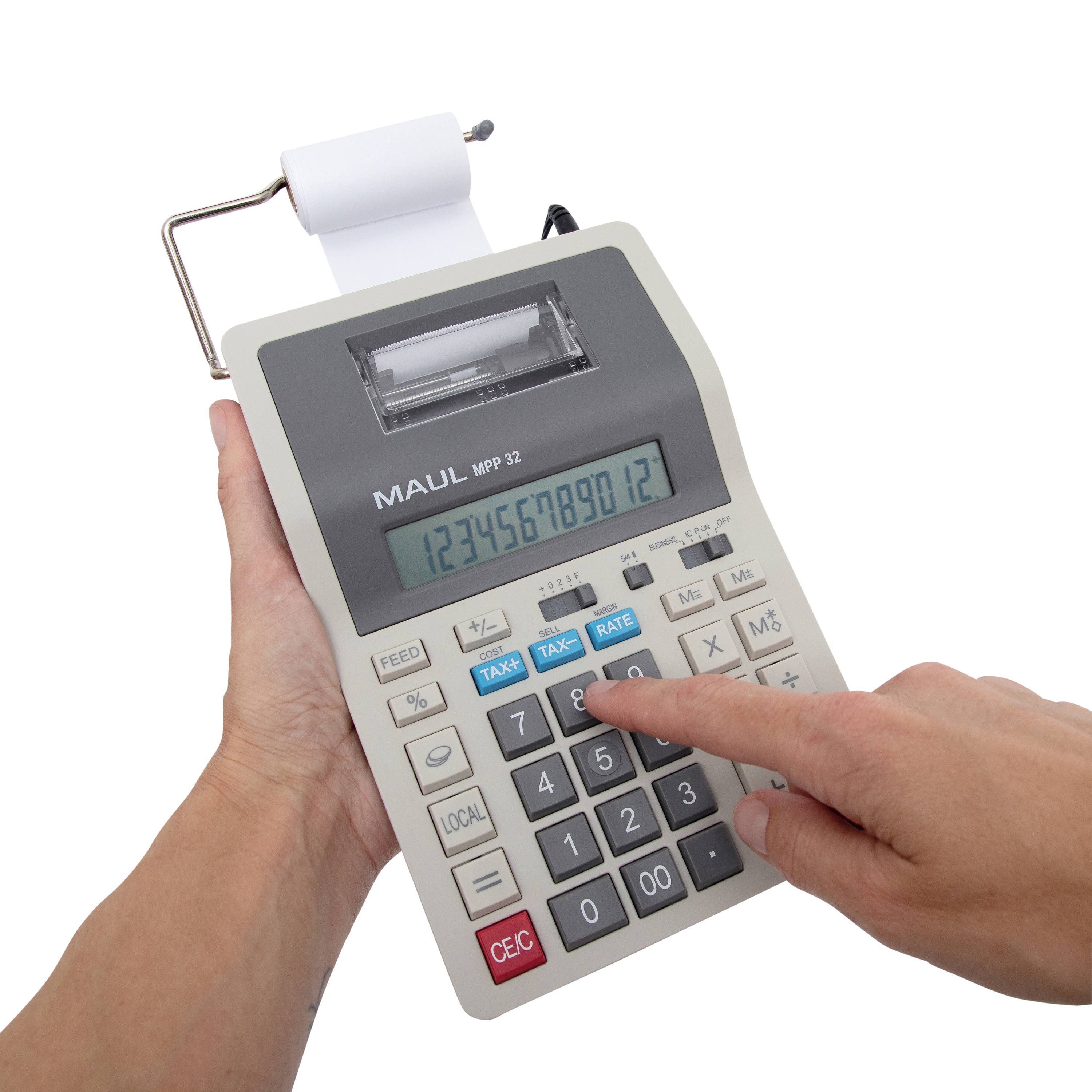 Eine Hand hält einen Druckrechner mit Papierrolle. Der Bildschirm zeigt '1234567890123'. Eine Finger tippt auf eine Taste.