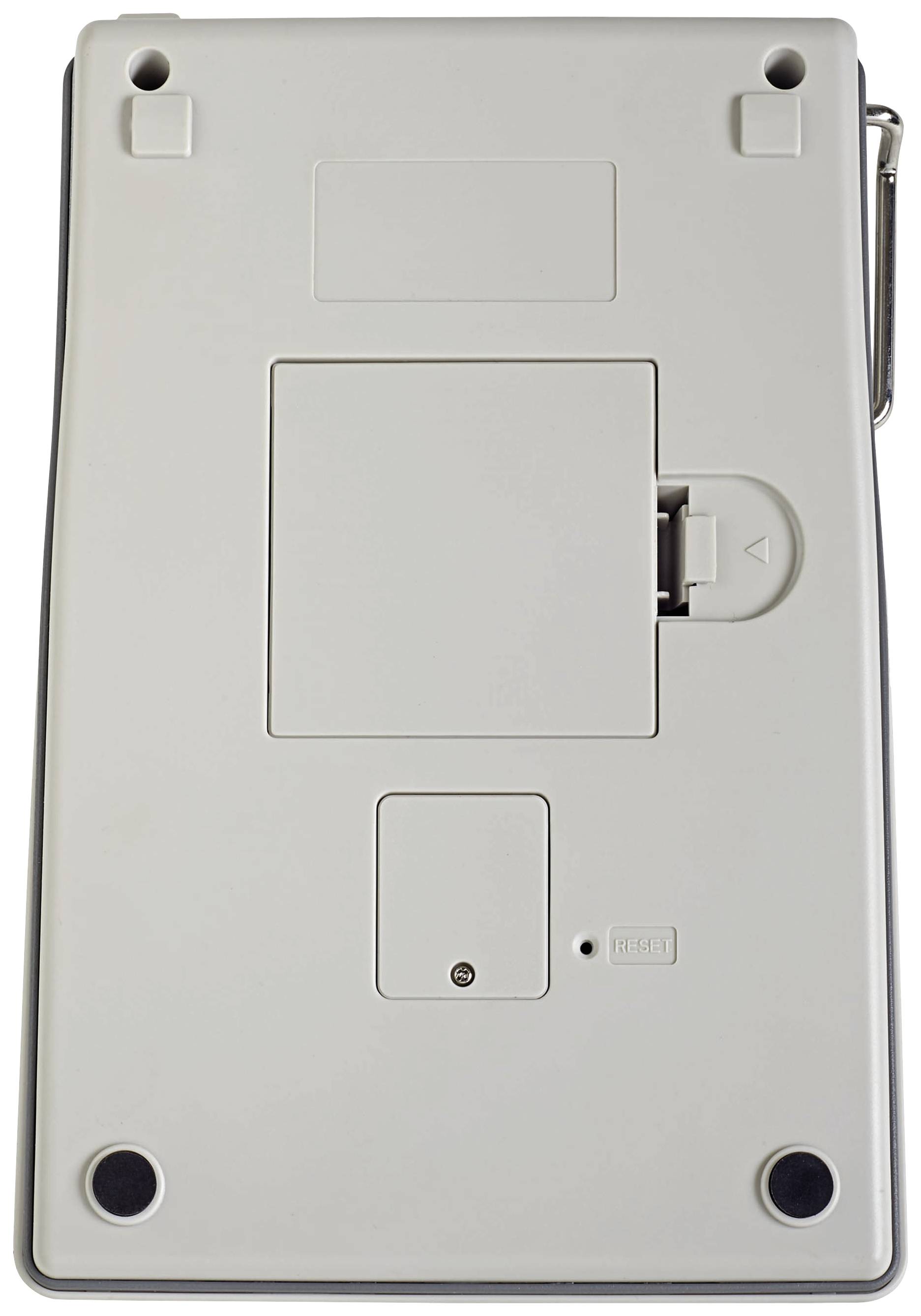 Rückseite eines elektronischen Geräts, möglicherweise ein Taschenrechner oder ein ähnliches Gerät, mit Batteriefach und vier Gummifüßen.
