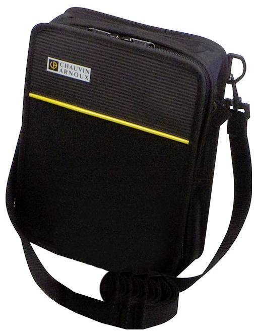 Eine schwarze Tragetasche mit verstellbarem Schulterriemen, Markenlogo 'Chauvin Arnoux' auf der Vorderseite.