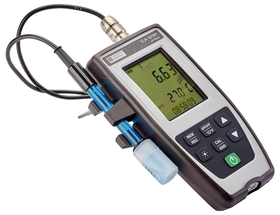 Tragbares digitales Messgerät mit Bildschirm zeigt pH-Wert 6,63, Temperatur 27,0°C und Zeit 08:58:09. Sensor und Kabel angeschlossen.