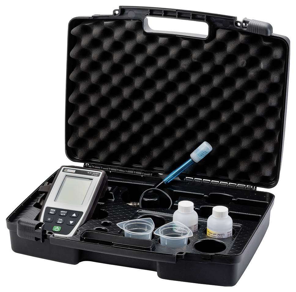 Tragbarer Wassertester in offenem Koffer mit Bildschirm, Teststreifen, Flüssigkeiten und Behältern zur Wasseranalyse.