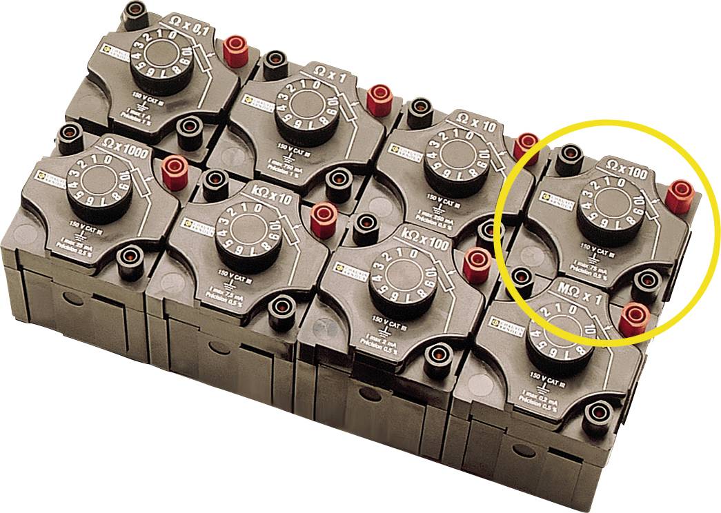 Mehrere braune elektrische Komponenten mit Ziffern und Buchstaben. Eine Komponente ist gelb eingekreist.