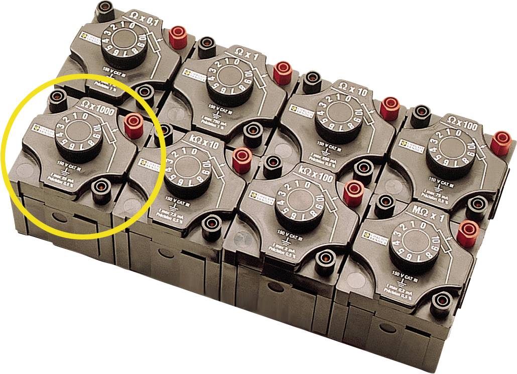 Eine Anordnung von acht schwarzen, numerierten Potentiometern. Der Potentiometer oben links ist gelb eingekreist.
