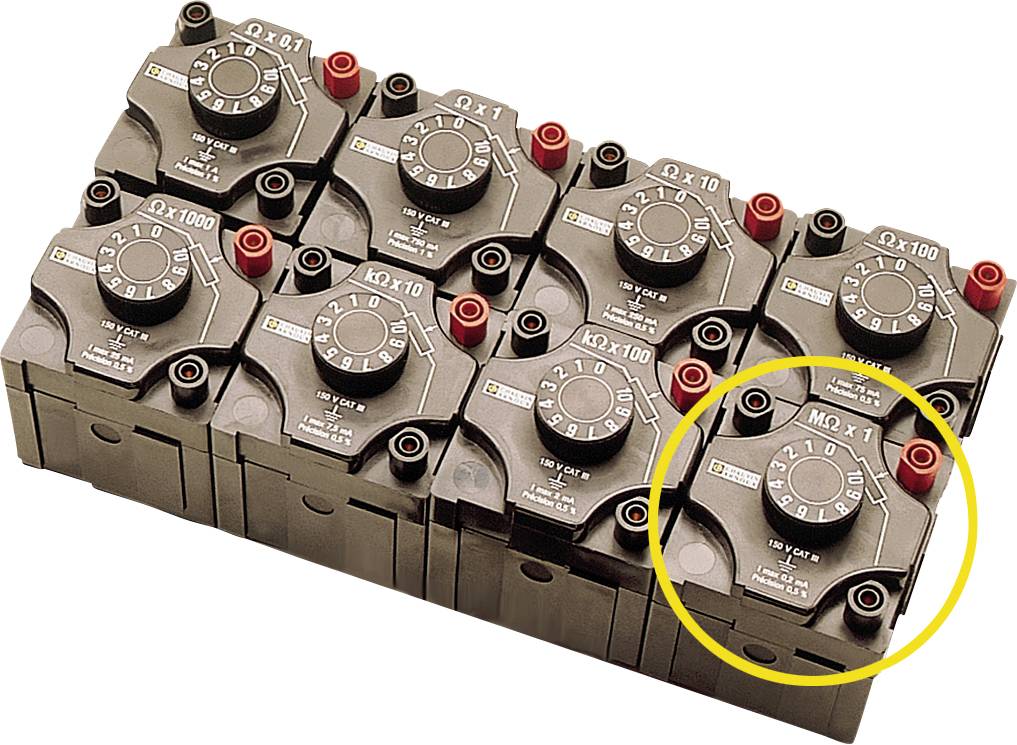 Mehrere elektrische Komponenten in einer Reihe angeordnet; die vordere rechts ist gelb eingerahmt.