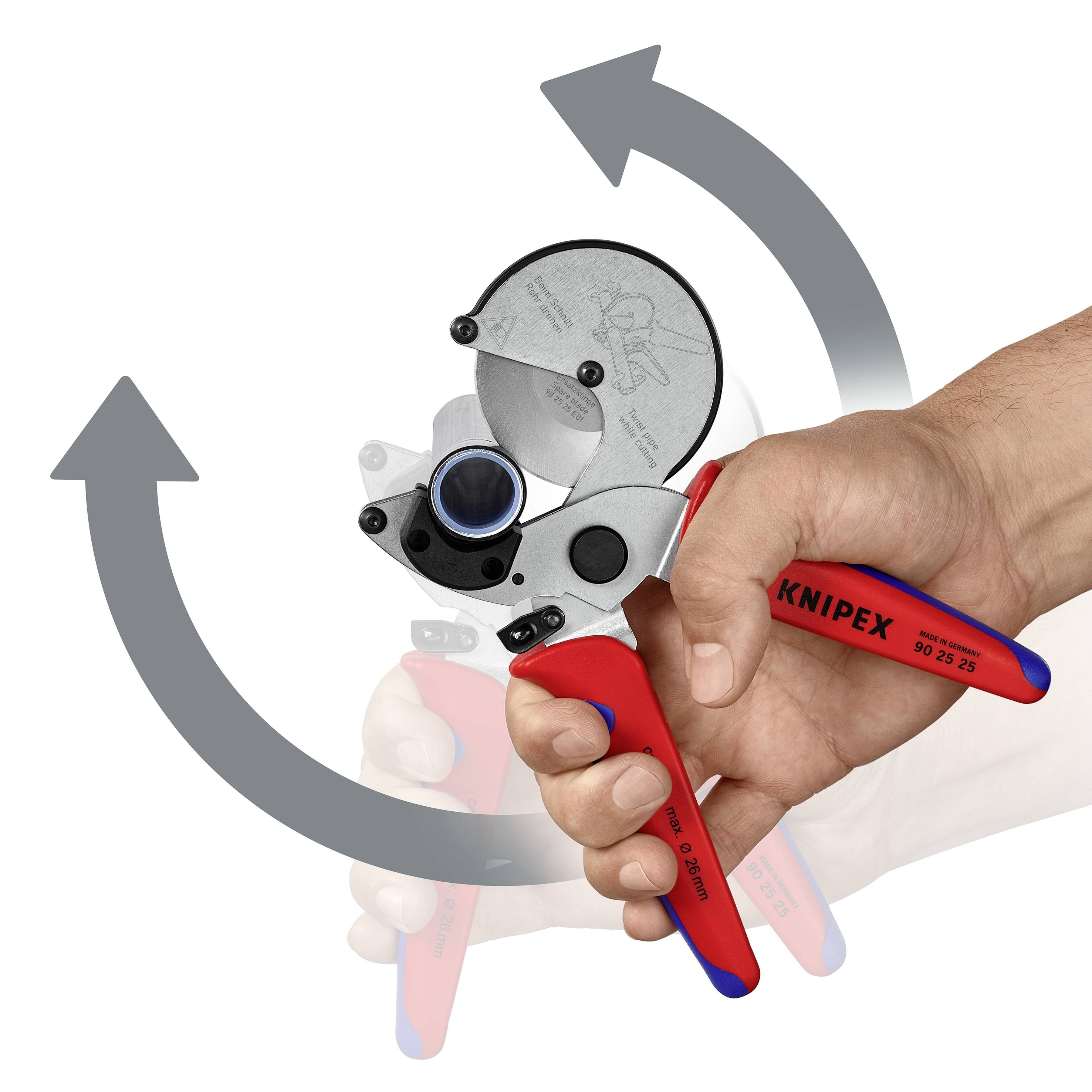 Eine Hand hält einen KNIPEX-Kabelschneider. Pfeile zeigen die Rotationsrichtung der Schneidemesser an, um Kabel zu schneiden.