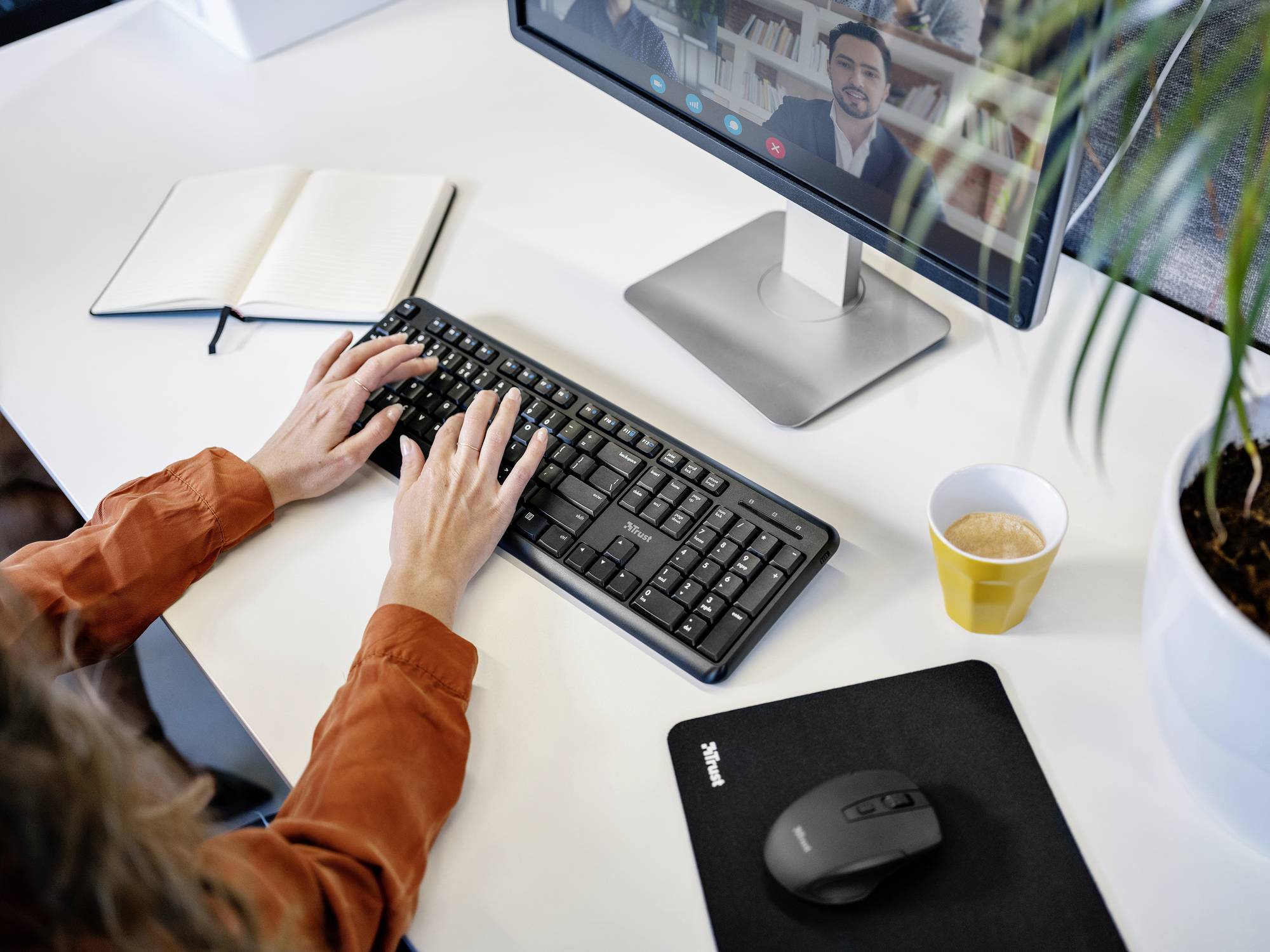 Trust TK-350 Funk Tastatur Deutsch, QWERTZ Schwarz mit numerischer Tastatur, Multimediatasten