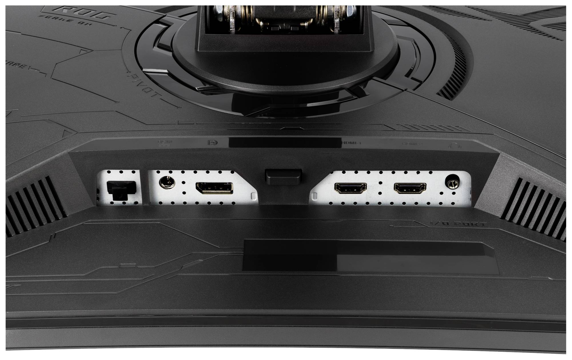 Rückseite eines Computerbildschirms mit sichtbar gewordenen Anschlüssen: zwei HDMI-Ports, ein DisplayPort und ein Stromanschluss.