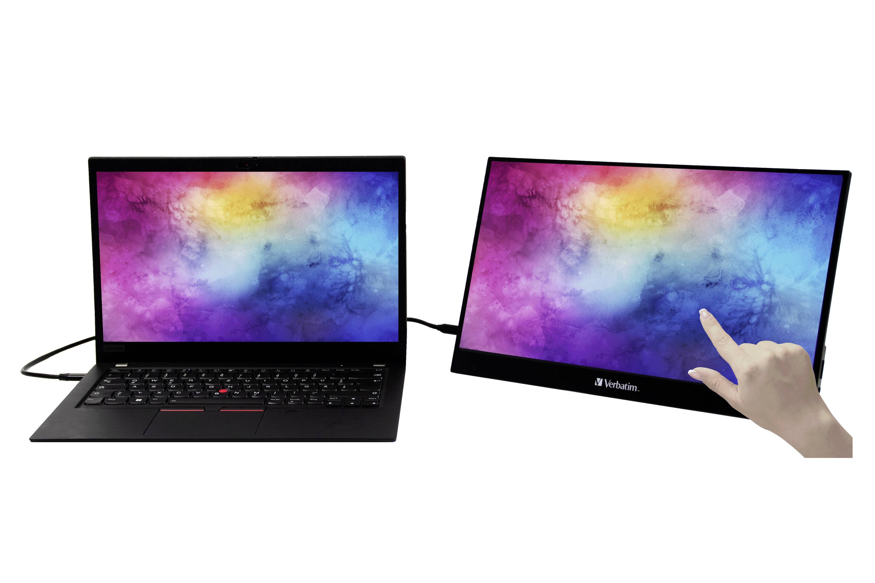 Ein Laptop ist über ein Kabel mit einem tragbaren Monitor verbunden, der bunte Wolkenmuster anzeigt. Eine Hand berührt den Monitor.