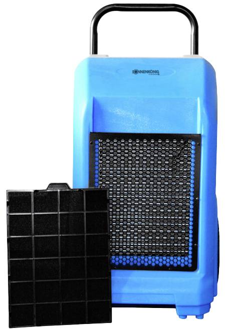 Ein blauer Luftentfeuchter mit einem herausnehmbaren schwarzen Filter, der vorne gezeigt wird. Gerät hat zwei schwarze Griffe oben.