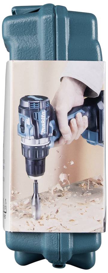 Eine Hand hält eine blaue Bohrmaschine und bohrt ein Loch in ein Holzstück, Holzspäne fliegen herum.