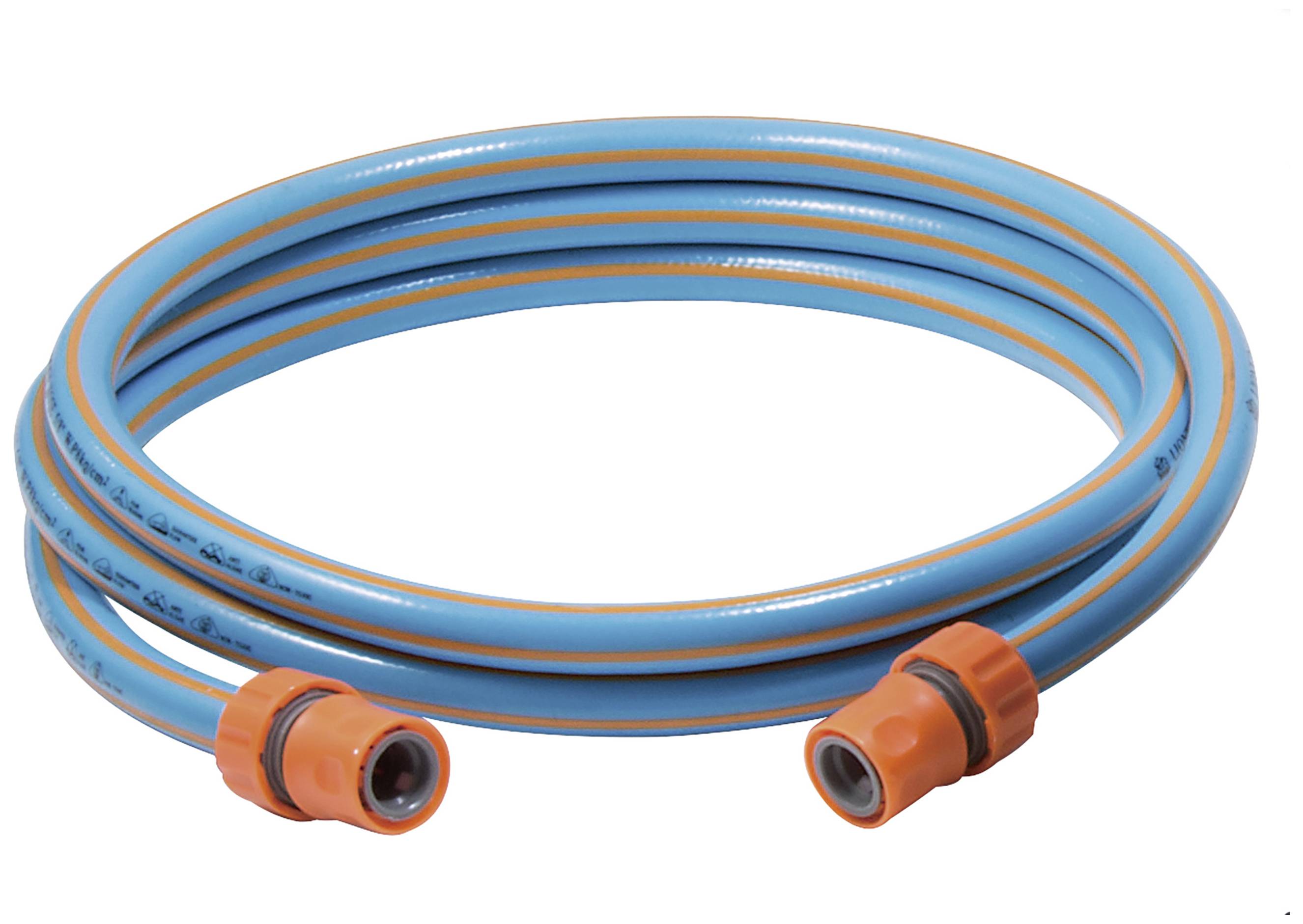 Ein blau-orangefarbener Gartenschlauch mit Steckverbindungen an beiden Enden, aufgerollt, isoliert vor weißem Hintergrund.