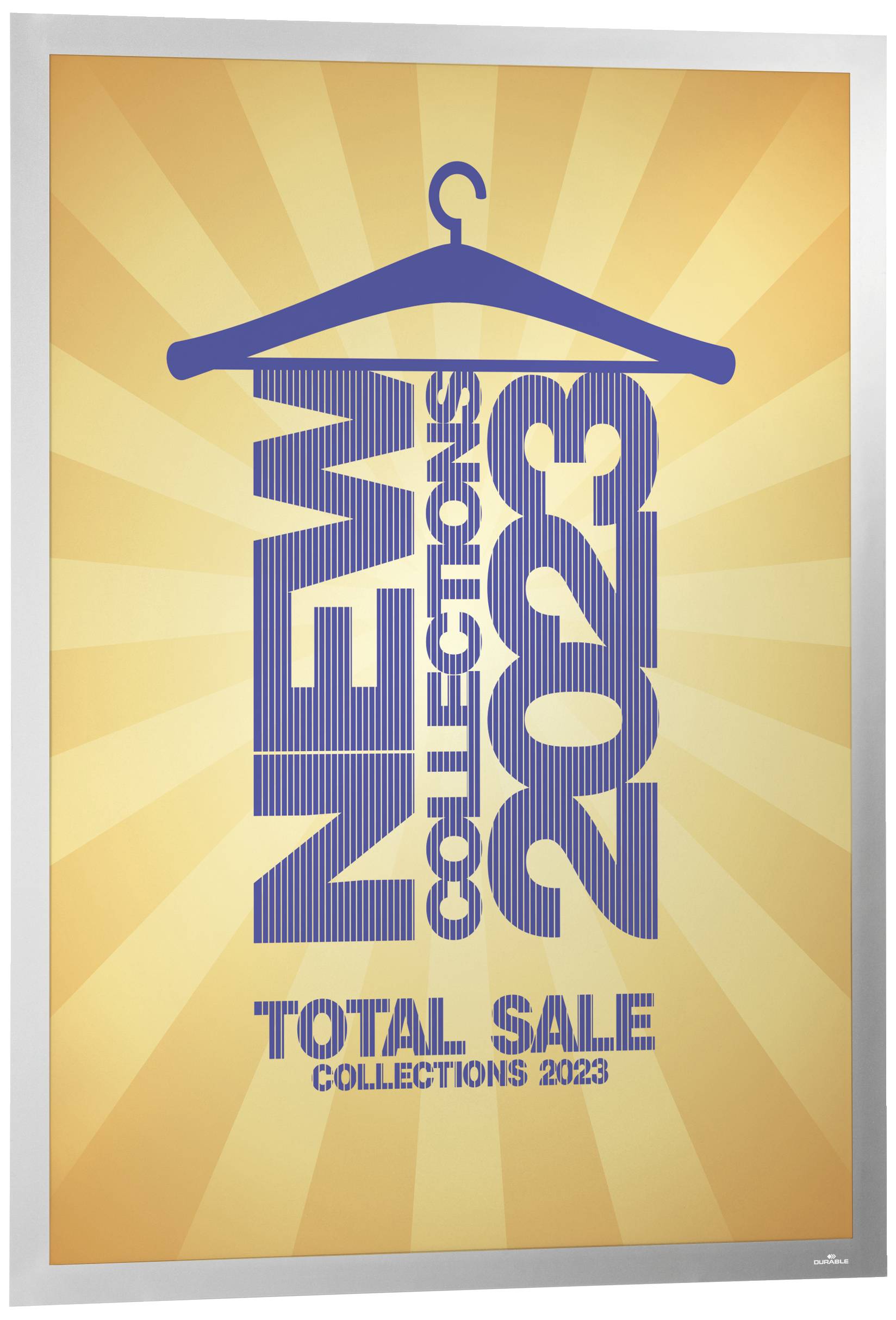 Plakat mit Aufschrift 'New Collections 2023' und 'Total Sale Collections 2023' vor gelbem Hintergrund mit stilisiertem Kleiderbügel oben.