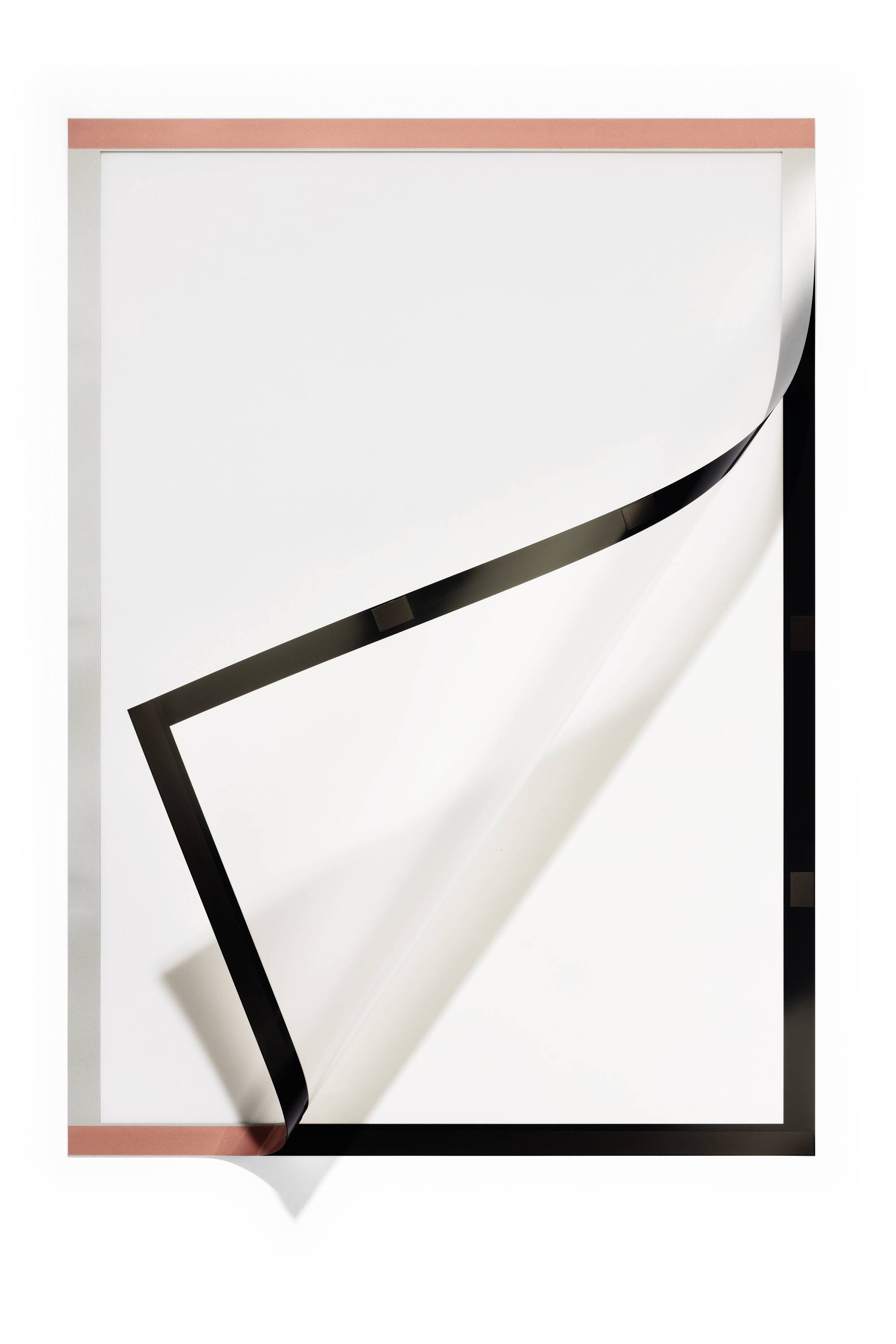 Ein minimalistisches Kunstwerk zeigt ein weißes Blatt mit einem schwarzen Rand, das an einer Ecke umgeblättert wird.