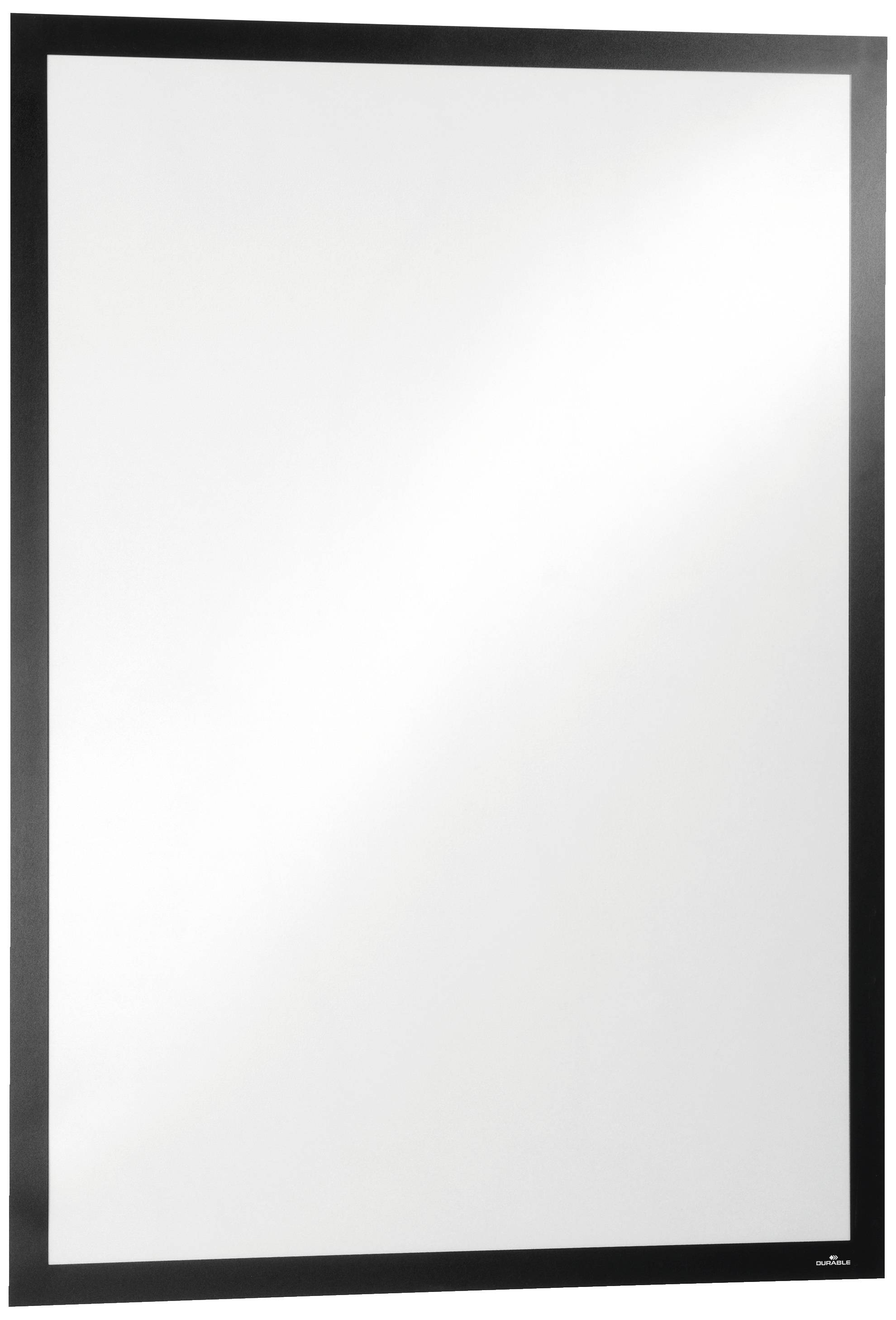 Ein großer rechteckiger Spiegel mit einem schmalen schwarzen Rahmen reflektiert Licht.