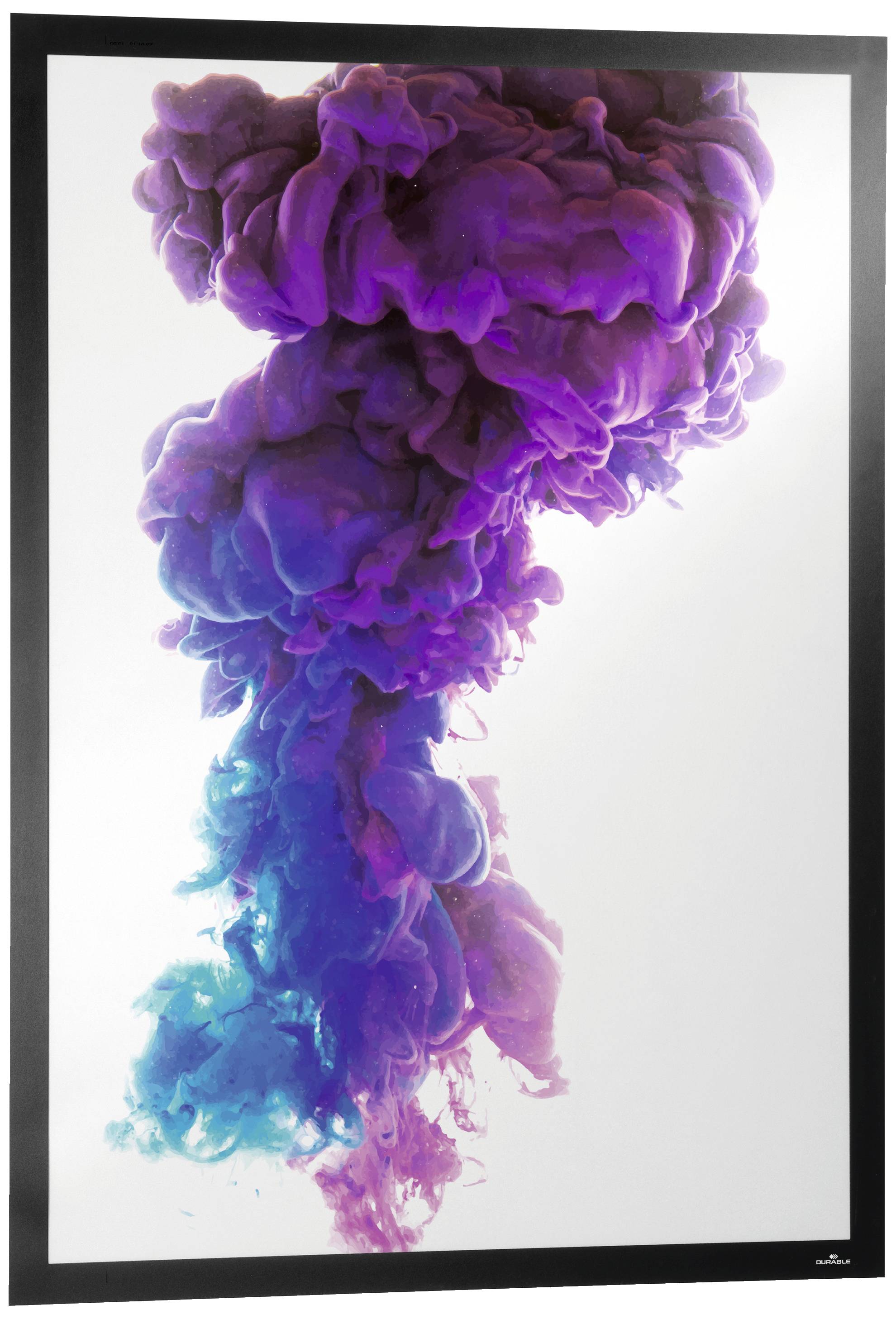 Lila und blaue Farbwolken schweben in Flüssigkeit auf weißem Hintergrund, erzeugen einen dynamischen, lebendigen Farbeffekt.