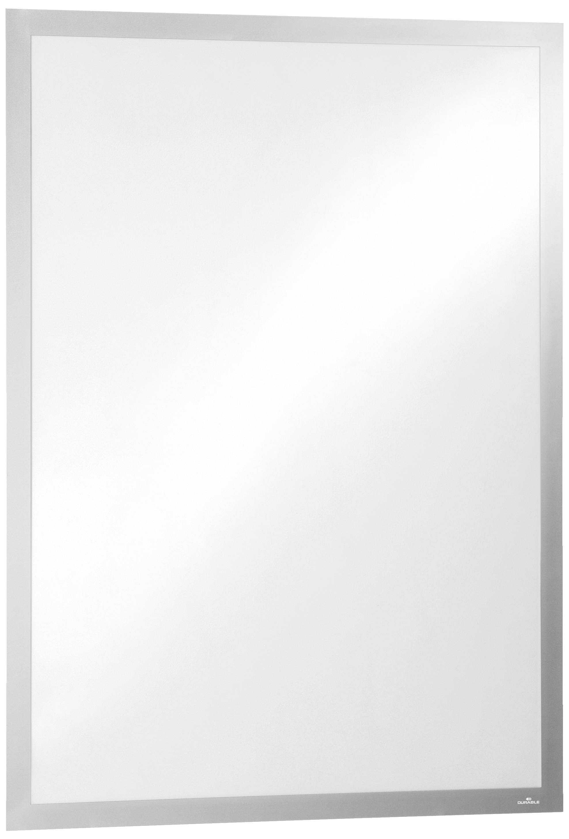 Ein rechteckiger Wandspiegel mit schmalem silbernem Rahmen. Der Spiegel reflektiert Licht und hat eine glatte, glänzende Oberfläche.