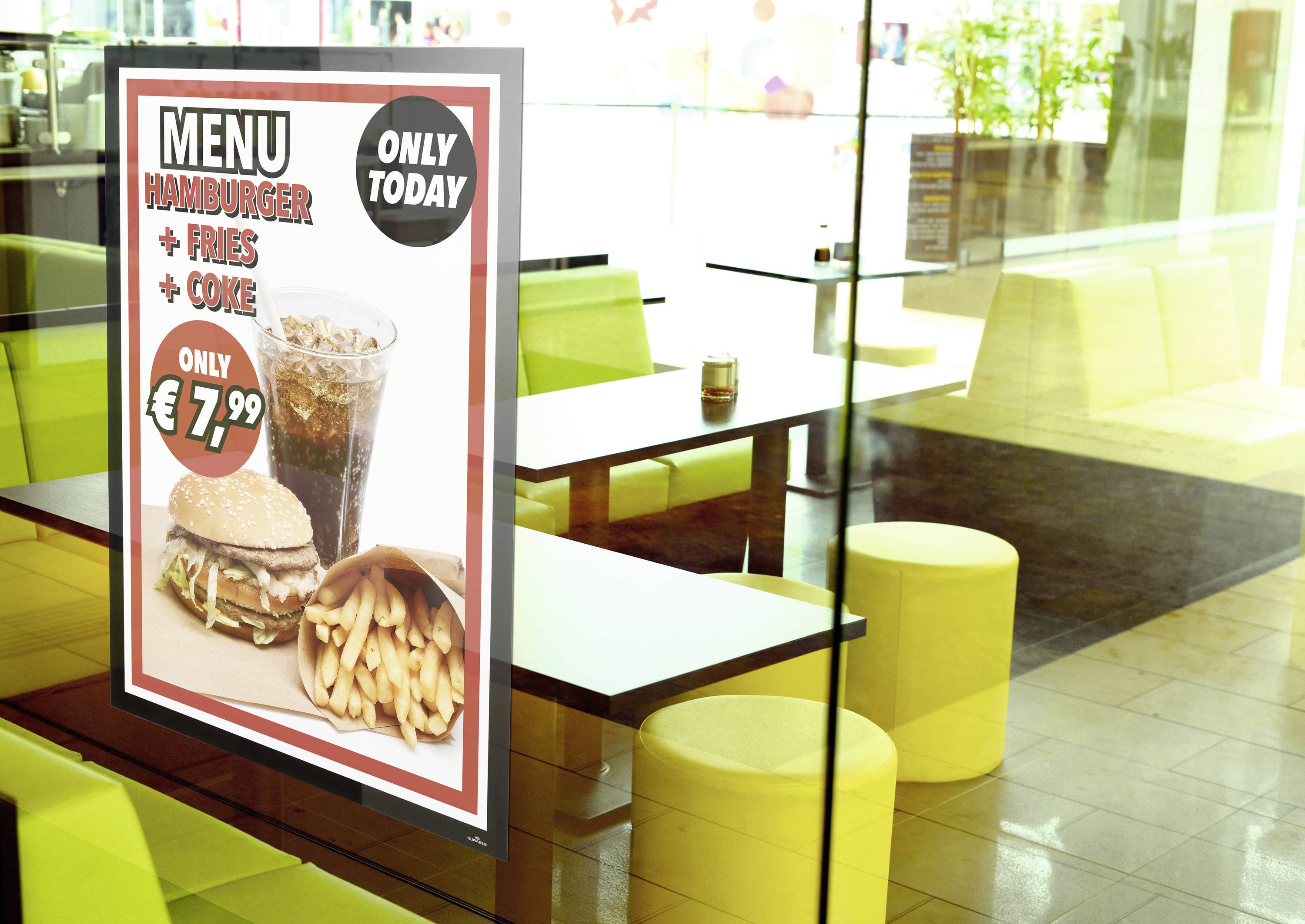 Ein Werbeplakat in einem Restaurantfenster bietet 'Hamburger + Fries + Coke' für 7,99 EUR an. Angebot ist nur heute gültig.